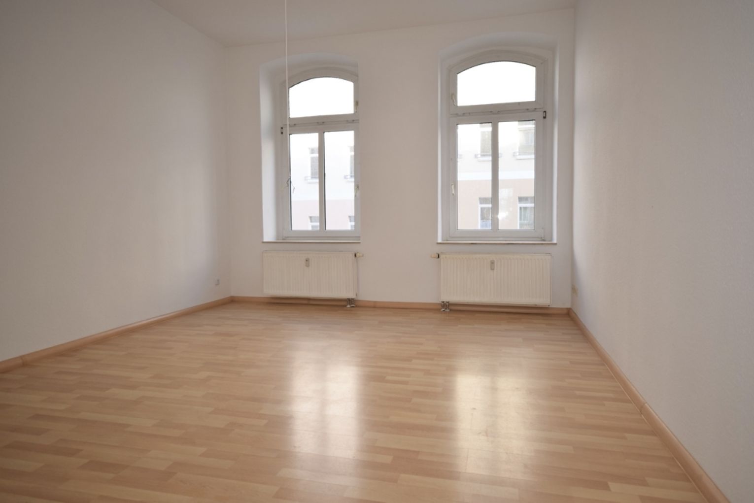 3 Zimmer • Sonnenbalkon • innenliegendes Bad mit Wanne • Laminat • Gablenz • Termin machen!?