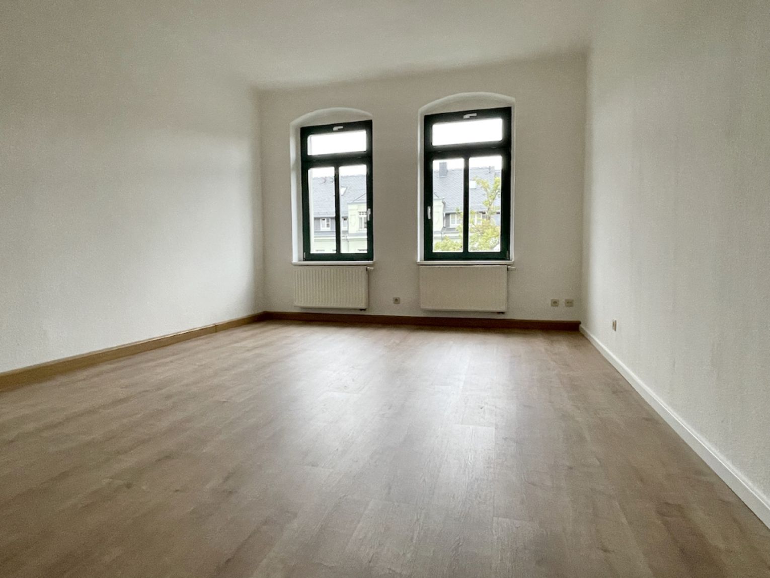 3 Zimmer • Balkon • neues Laminat • Haus mit Aufzug • Bad mit Wanne • Hilbersdorf