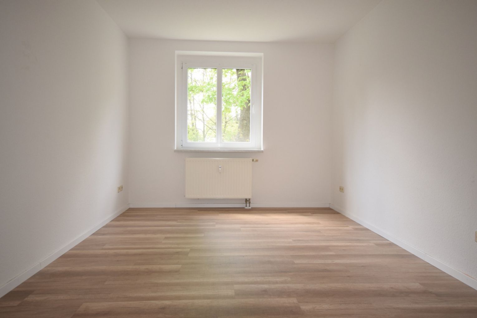 2 Zimmer • Tageslichtbad mit Wanne • Balkon • Laminat • Küche mit Glasloggia • Abstellraum • ruhig