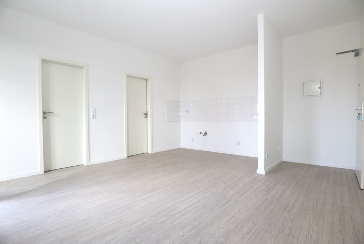 Mietwohnung • 2 Raumwohnung • mit Balkon • NEUES Laminat • Schloßchemnitz • jetzt Termin vereinbaren