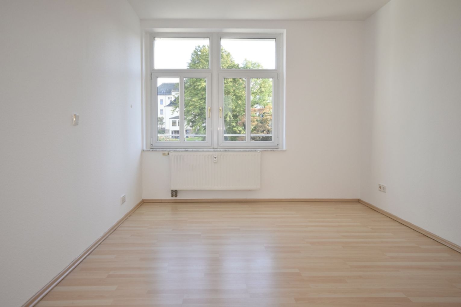 Wintergarten • Südbalkon • Tageslichtbad • Laminat • 2,5-Zimmer • großer Dachboden