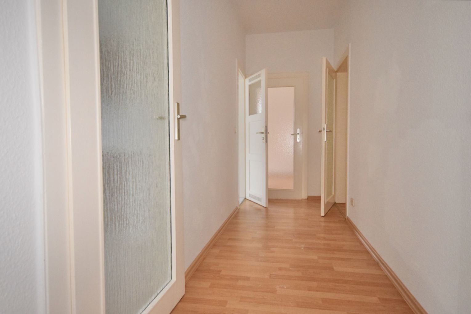 2-Zimmer Wohnung • Einbauküche • Laminat • Tageslichtbad mit Wanne • Stellplatz • Kaßberg • TOP