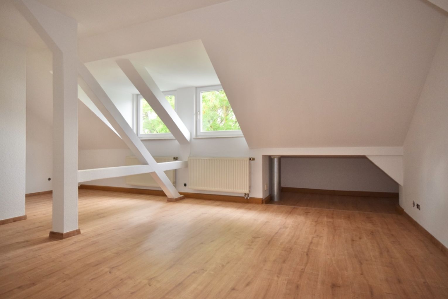 Dachgeschoss • Kaßberg • 2 Raum Apartment • Bad mit Dusche • neues Laminat • zur Miete • Kaßberg