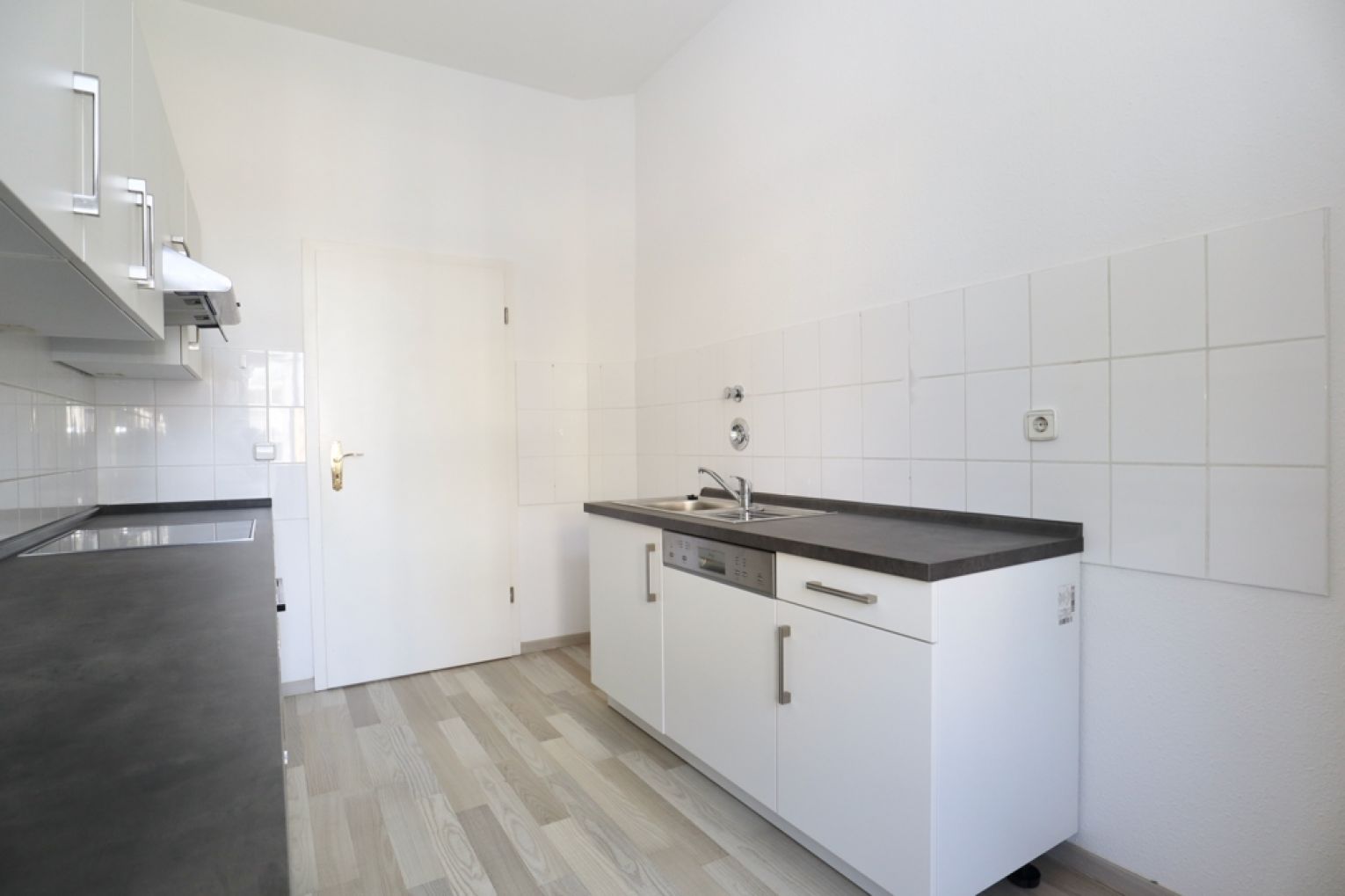 mitten auf dem Schloßberg • 2 Zimmer • neues Laminat • mit Balkon • mit Küche • zur Miete