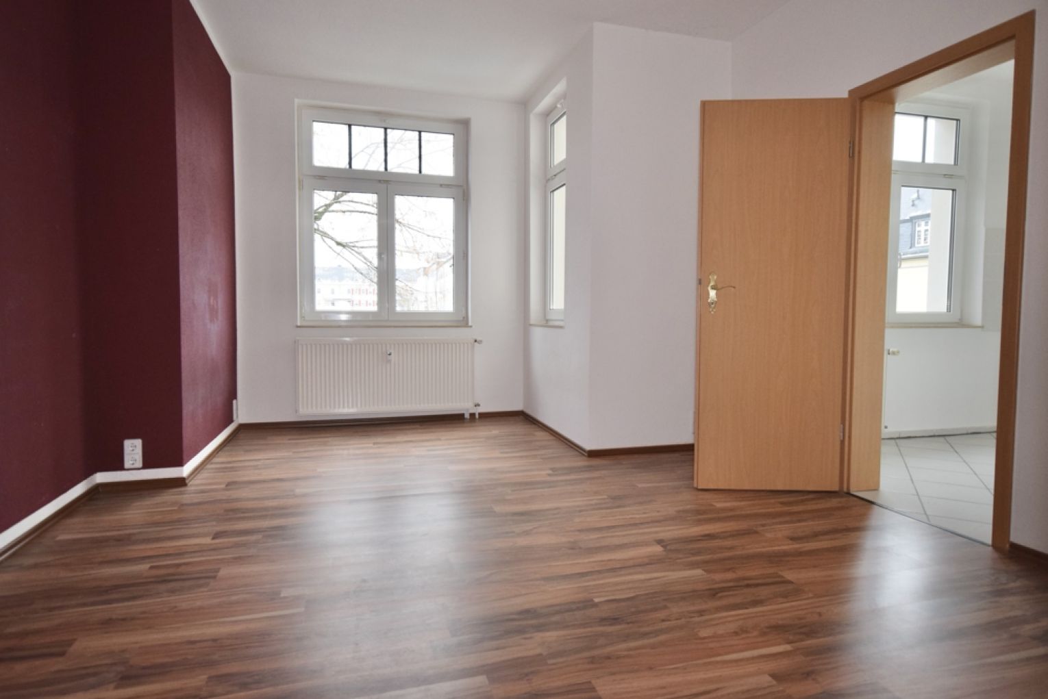 6-Zimmer • Balkon • 2 Bäder mit Wanne • Laminat • Einbauküche • Laminat • nicht warten!