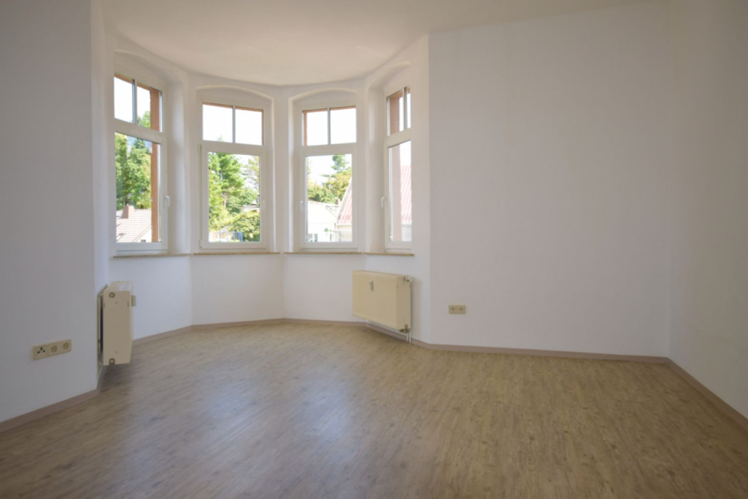 2-Zimmer • Runderker • Bad mit Fenster und Wanne • Laminat • Stadtvilla •