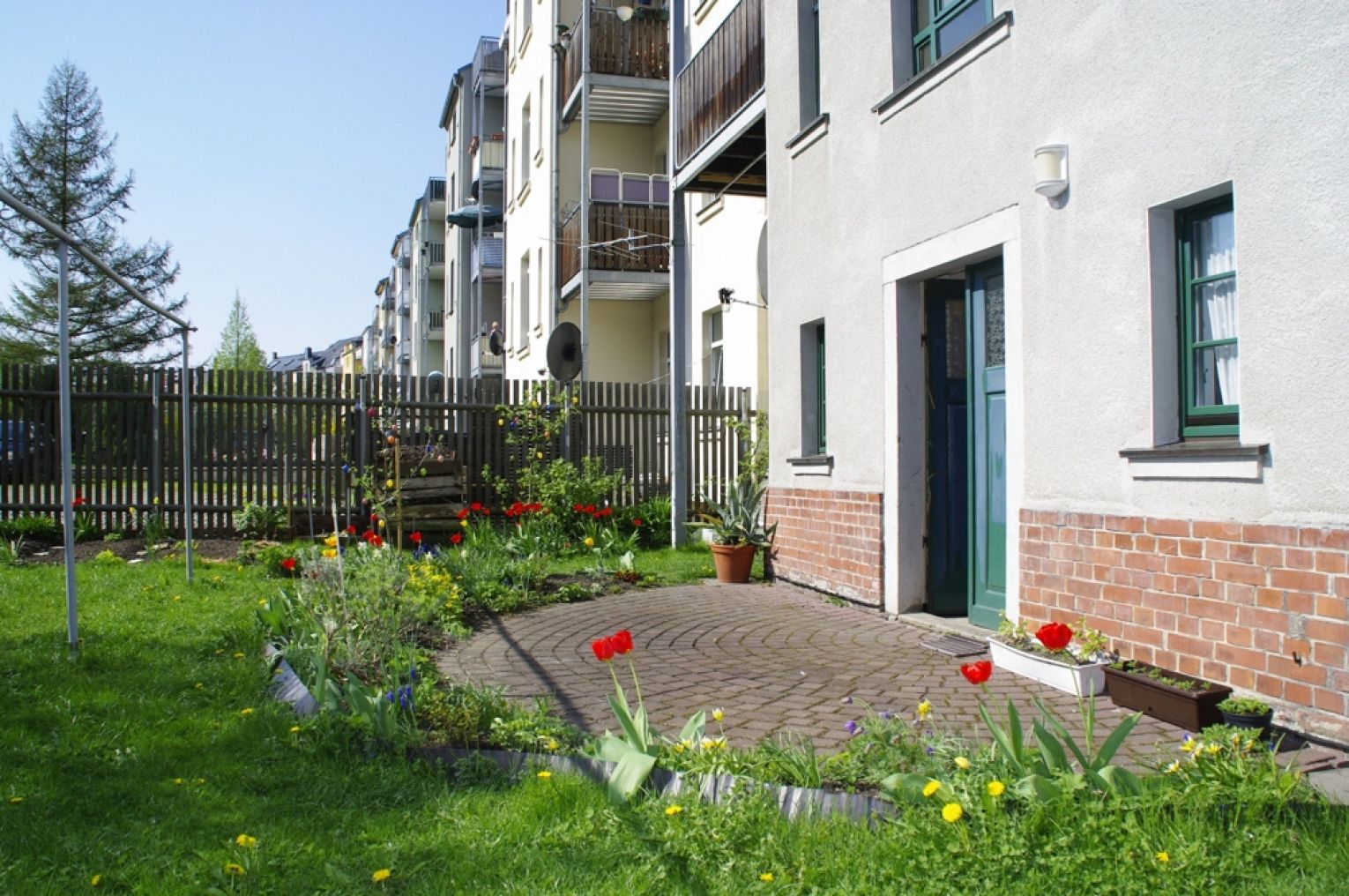 3-Zimmer • Maisonette • Bad mit Wanne • Sonnenbalkon • Fahrstuhl • neues Laminat • Hausgarten