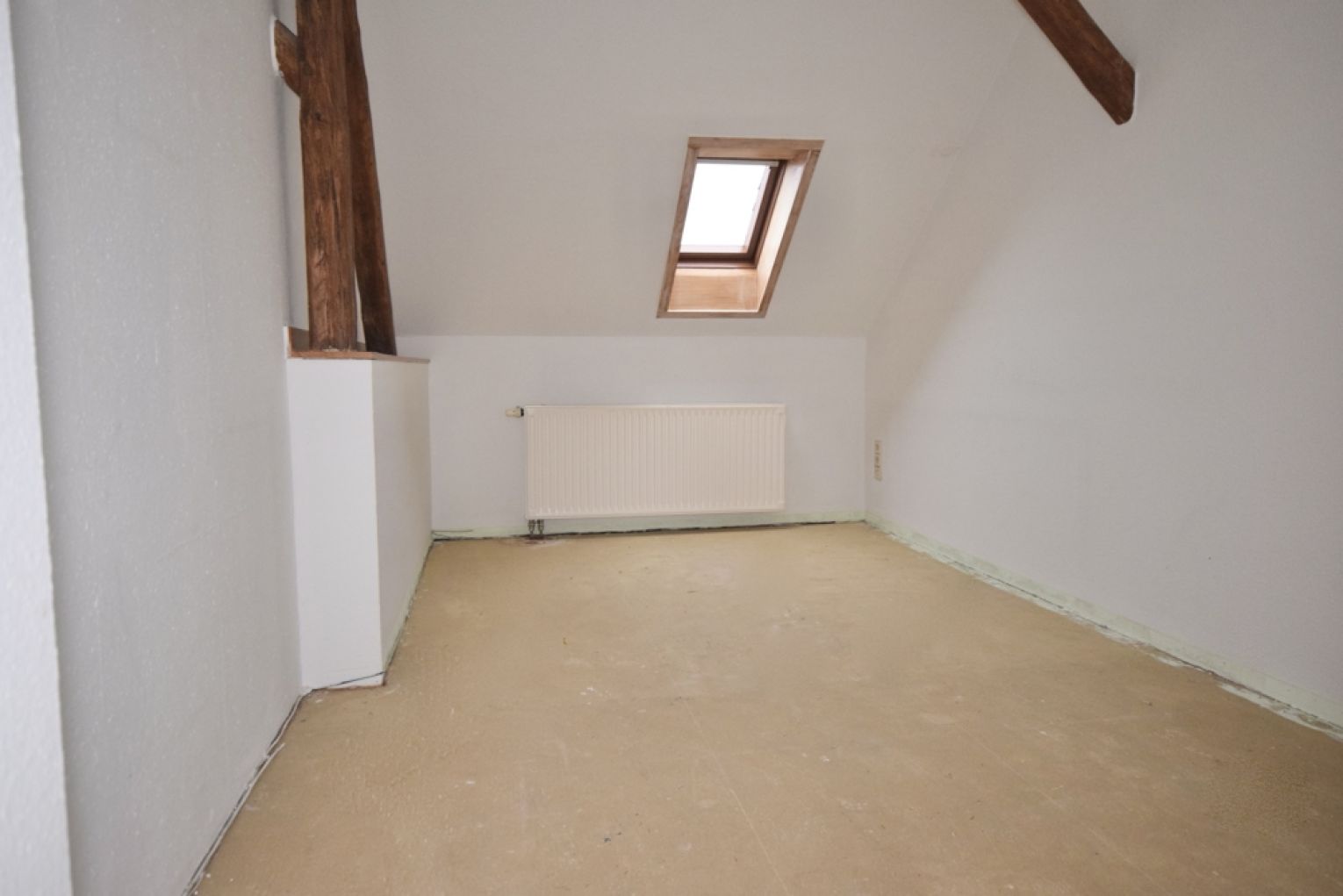 4-Zimmer • komplett modernisiert • offene Küche • Balkon • Stellplatz • Bad mit Fenster • ab 03/25