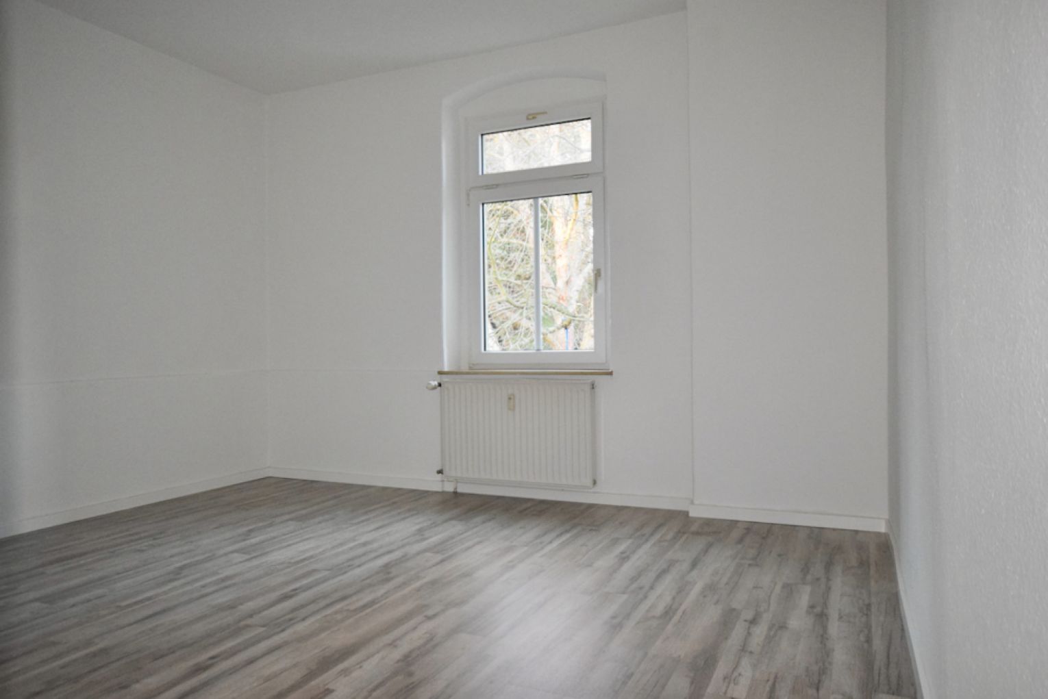 Ebersdorf • jetzt reservieren • Einbauküche • 2-Zimmer Mietwohnung • mit grünen Innenhof • Balkon