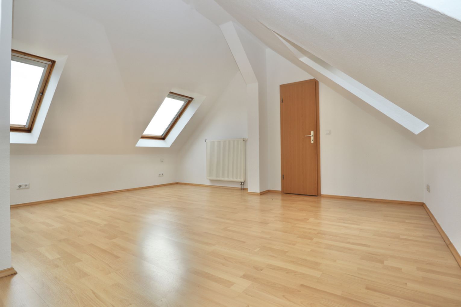 Dachgeschoss • 4-Raum Wohnung • Chemnitz • Maisonette • Balkon • Kaßberg • Tageslichtbad • ruf an