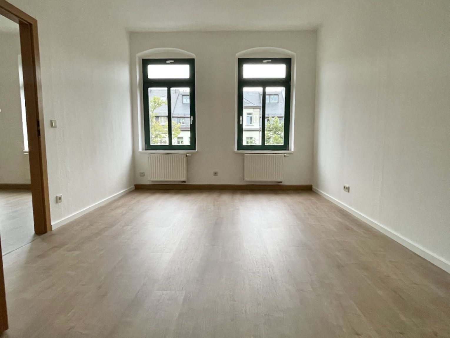 3 Zimmer • Balkon • neues Laminat • Haus mit Aufzug • Bad mit Wanne • Hilbersdorf