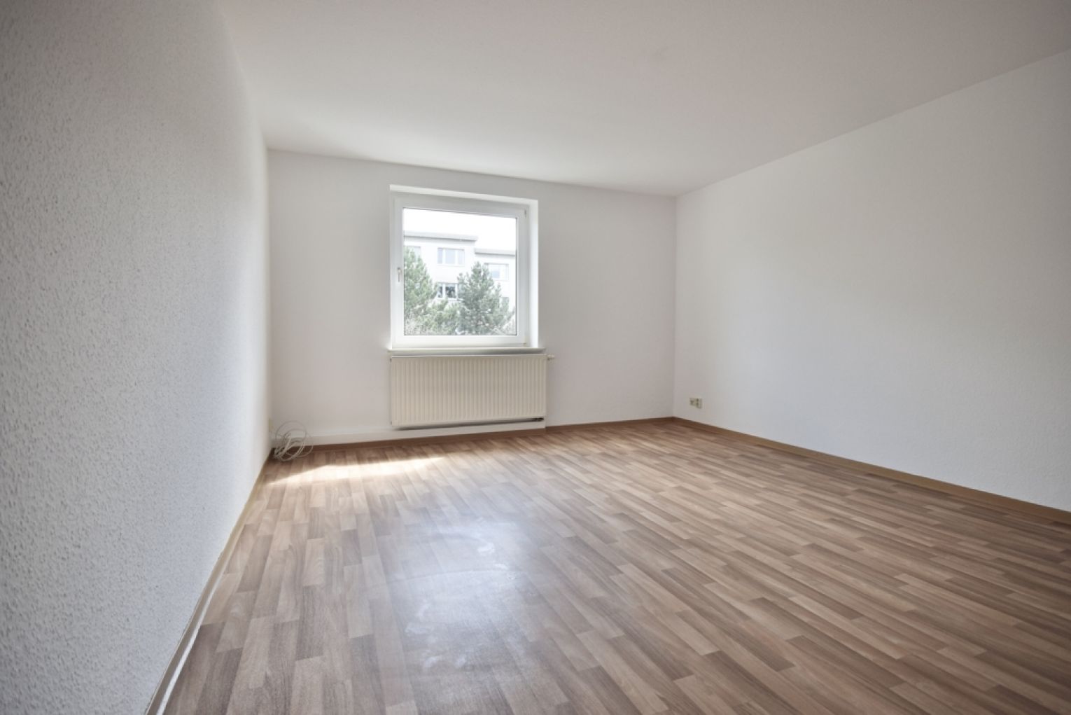 4-Zimmer • 2.Etage • Bad mit Fenster und Wanne • Küche mit Zugang Loggia • Idyllisches Grundstück