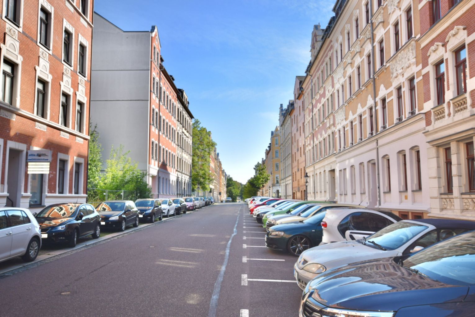 Dachgeschoßwohnung • 3 Zimmer • Balkon • Einbauküche optional • Bad mit Wanne • Laminat • Termin !?