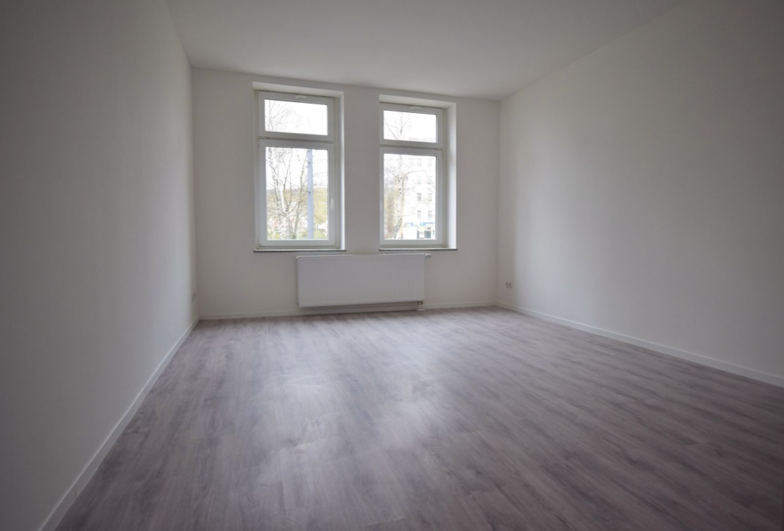 3 Zimmer • Bad mit Fenster, Dusche und Wanne • Hochparterre • Laminat • mit Balkon • zentrumsnah