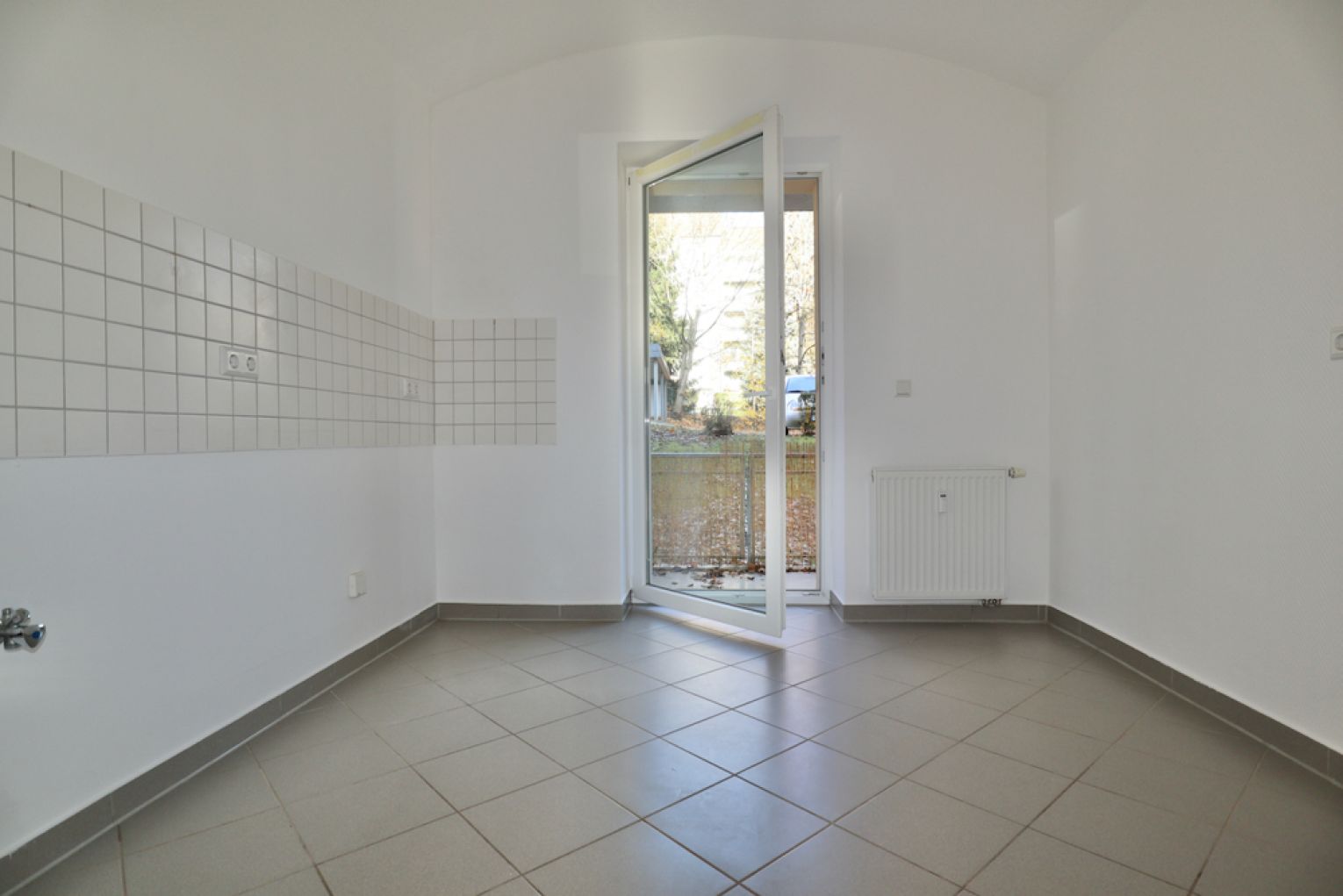 Kaßberg • Stellplatz • 2-Zimmer -Wohnung • Terrasse • Balkon • Eckbadewanne • Dusche •  jetzt mieten