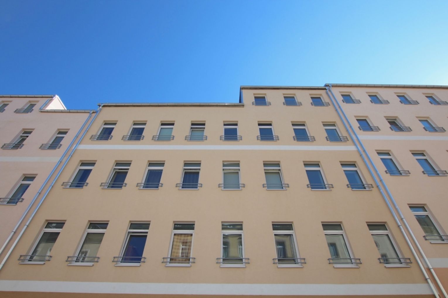 moderne 4 Zimmer • moderner Grundriss • Balkon • TOP Hausgemeinschaft • Grillecke • EBK • Stellplatz