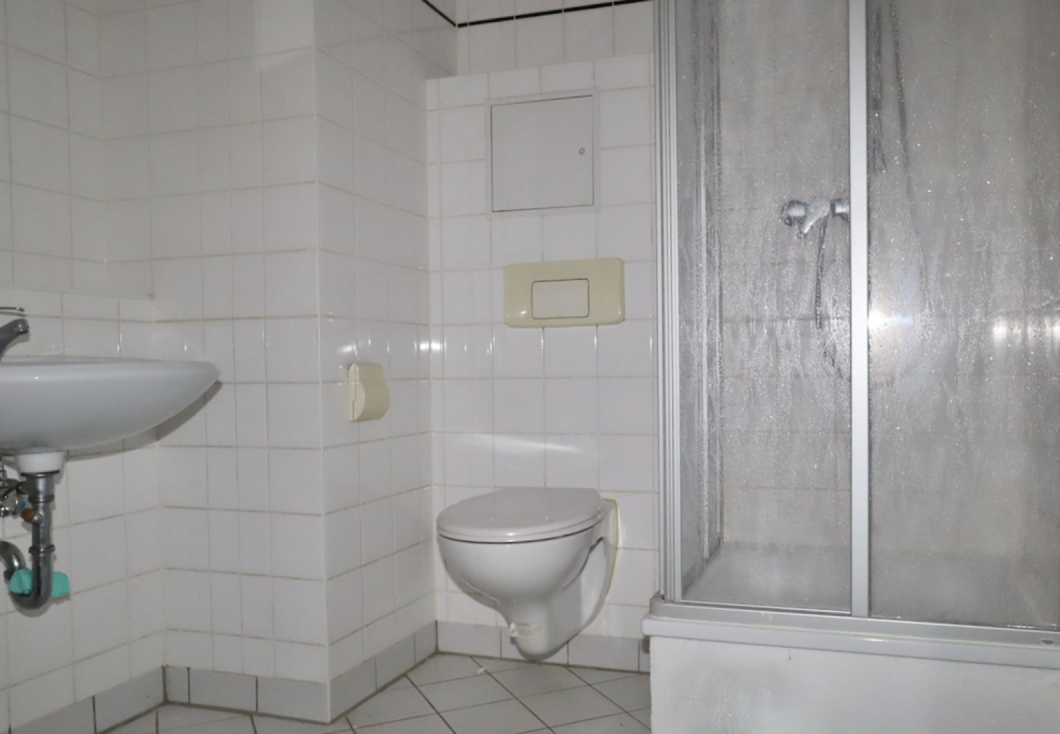 gerade modernisiert • 1-Raum Apartment • offene Küche • Bad mit Dusche • Laminat • Günstig Mieten!