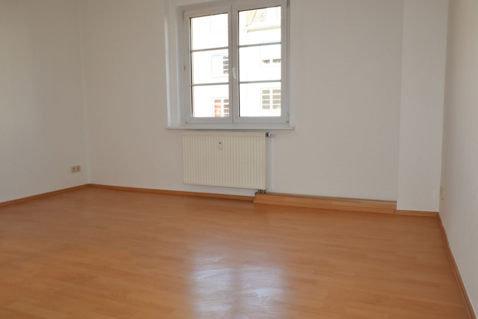 3-Raum • Balkon • Laminat • Tageslichtbad • Einbauküche • Stellplatz • Tageslichtbad • jetzt mieten