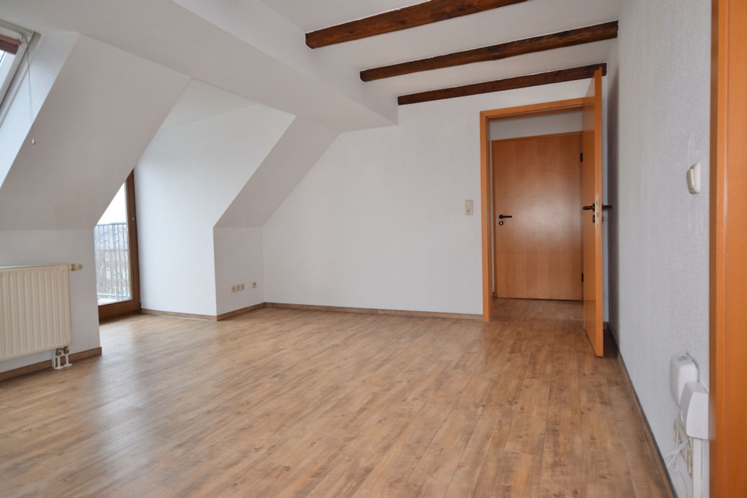 2-Zimmer • kompakt • Laminat • Balkon • frisch renoviert • frische Brötchen • BÄCKEREI im Haus 