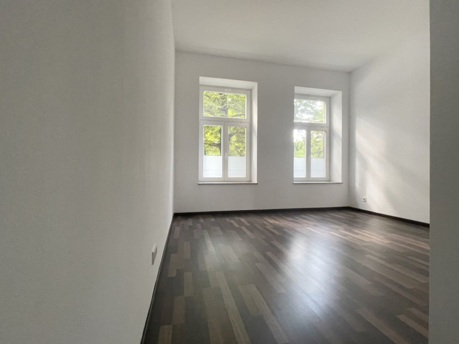 3 Zimmer • mit original Stuckdecke • Fussbodenheizung • Balkon • Wanne und Dusche • glatte Wände •