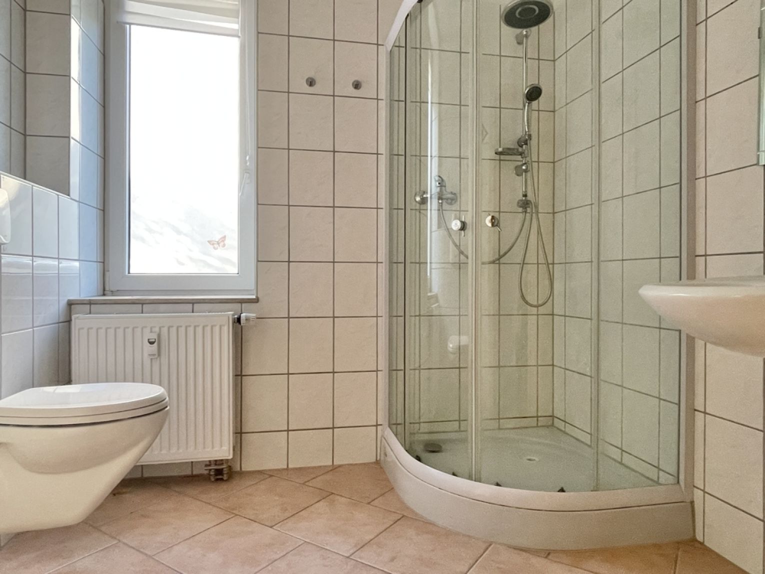 Hochparterre • 2 Zimmer • Bad mit Fenster und Dusche • großer Wohn/Essbereich • Anschauen !?