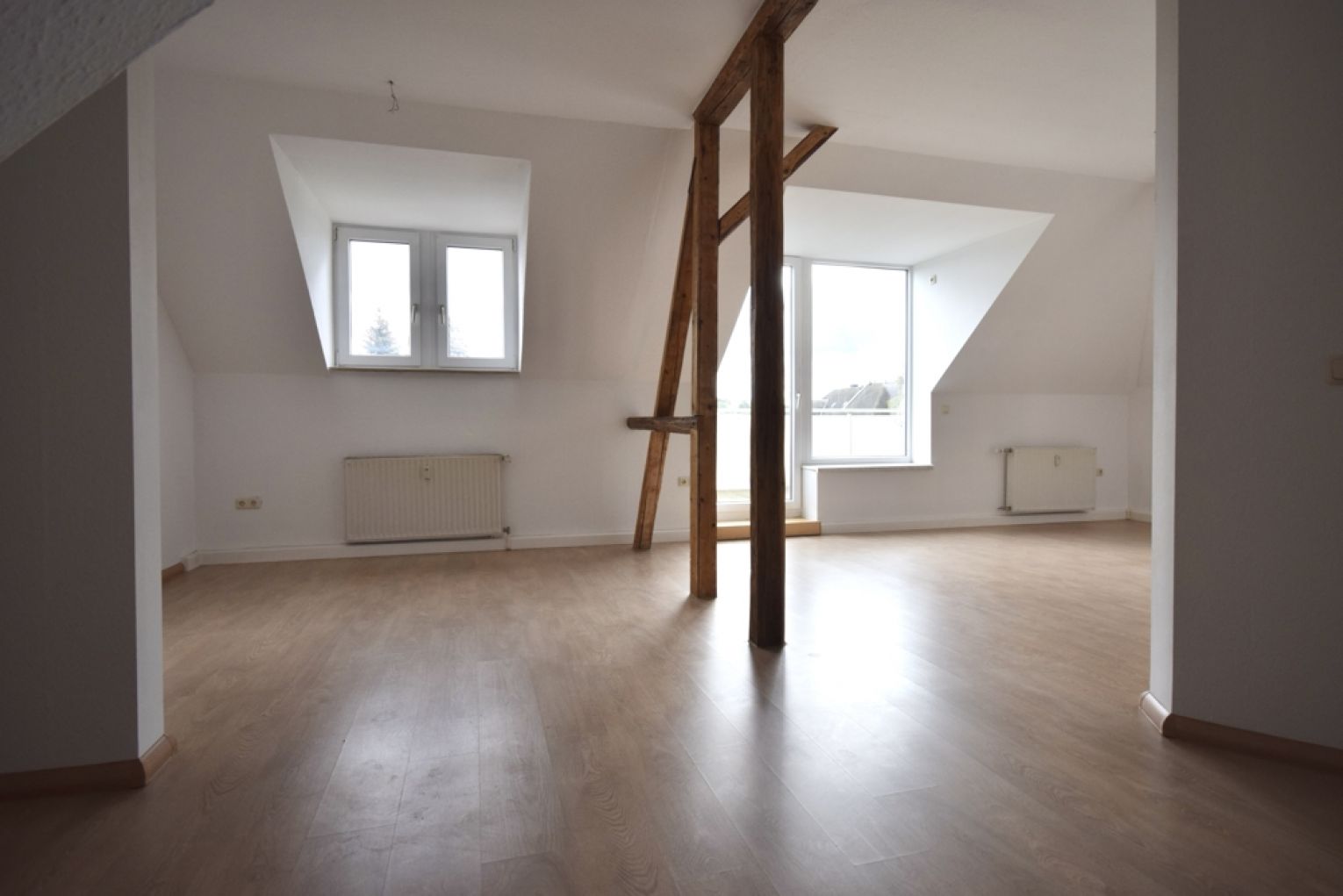 HERRLICH • 4 Zimmer • Dachgeschoss • Balkon • Einbauküche • Stellplatz • Garten • SAUNA • TOP !