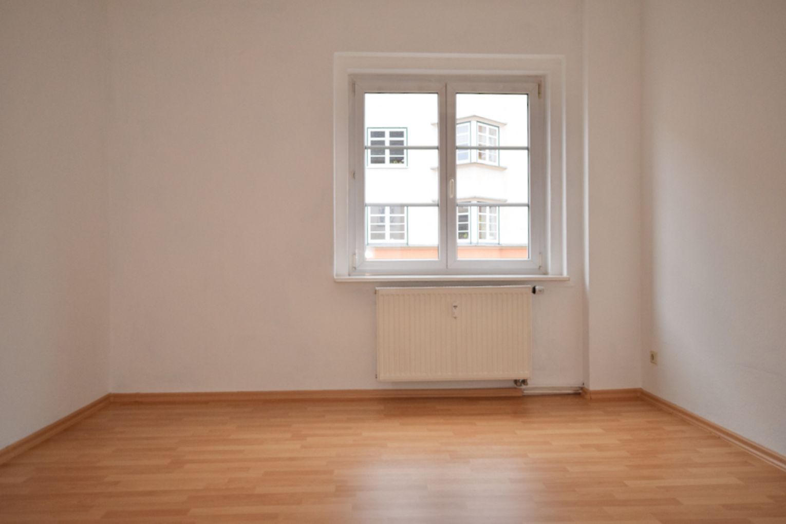 2-Raum • Tageslichtbad mit Wanne • Balkon • Laminat • Sonnig • Stellplatz • Besichtigungstermin!?