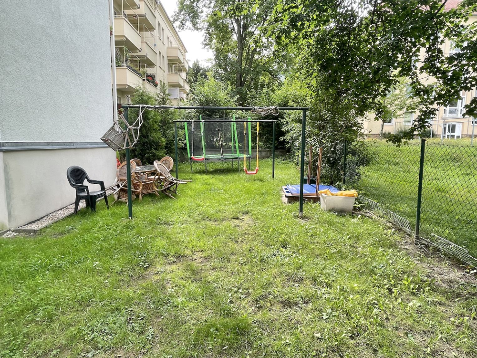 3 Zimmer • Balkon • Einbauküche • Bad mit Fenster und Wanne • Dachgeschoss • Laminat • mit Balken