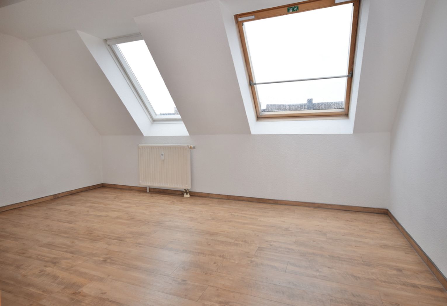 3-Zimmer • kompakt • Laminat • Balkon • frisch renoviert • frische Brötchen • BÄCKEREI im Haus 