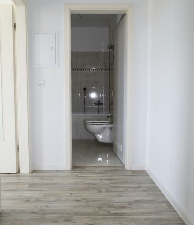 offene Küche • 2 Zimmer • Laminat • Balkon • Bad mit Wanne • Stellplatz • zentrale Lage