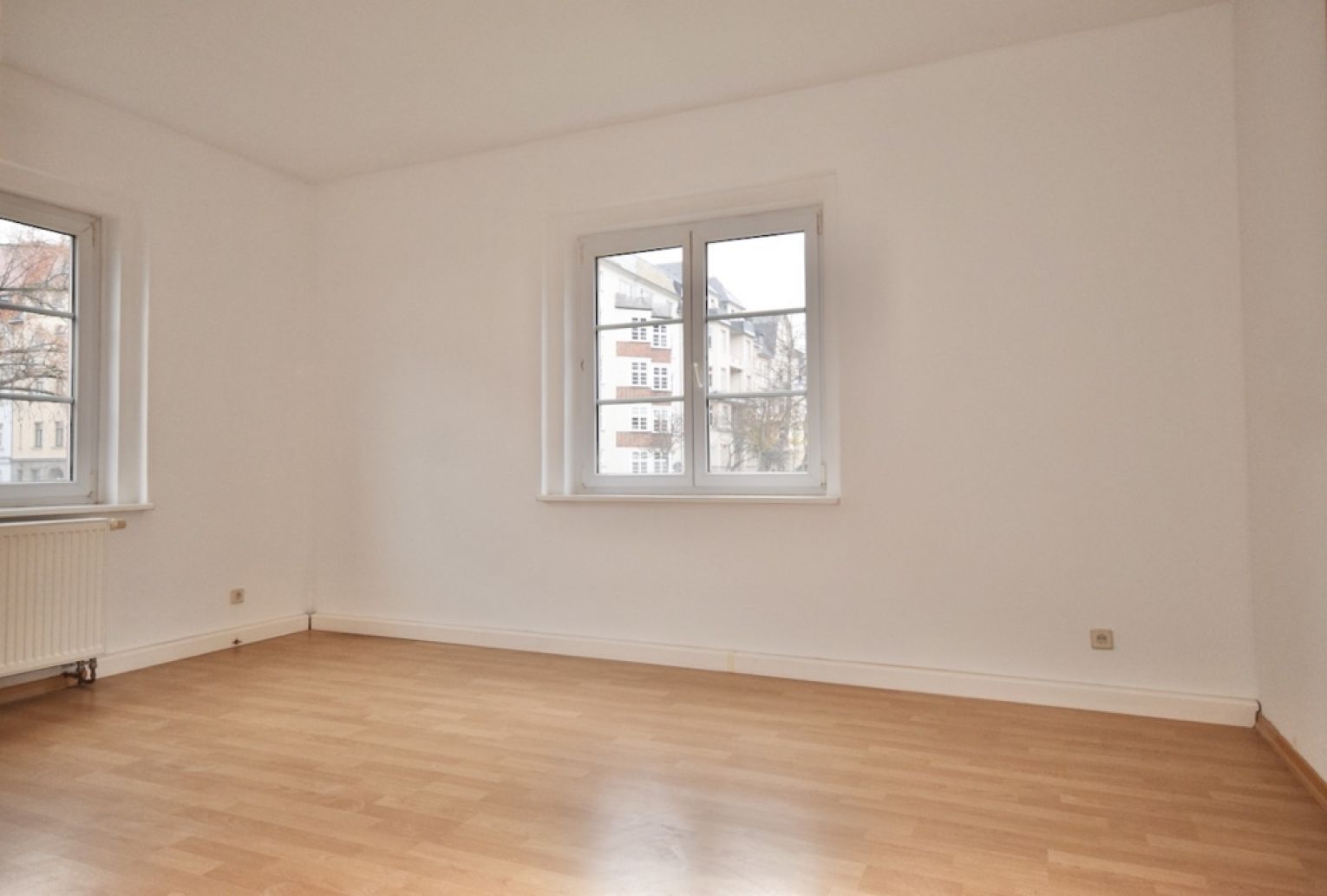 Kaßberg • 2-Zimmer • Laminat • Tageslichtbad mit Wanne • Stellplatz • Anschauen & Mieten