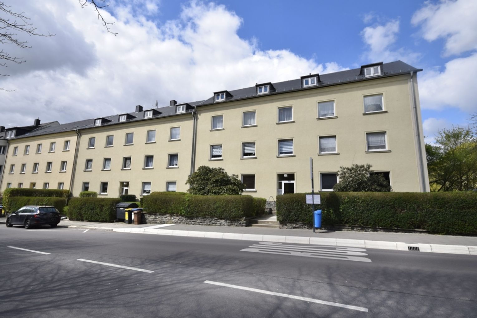 4-Zimmer • 2.Etage • Bad mit Fenster und Wanne • Küche mit Zugang Loggia • Idyllisches Grundstück