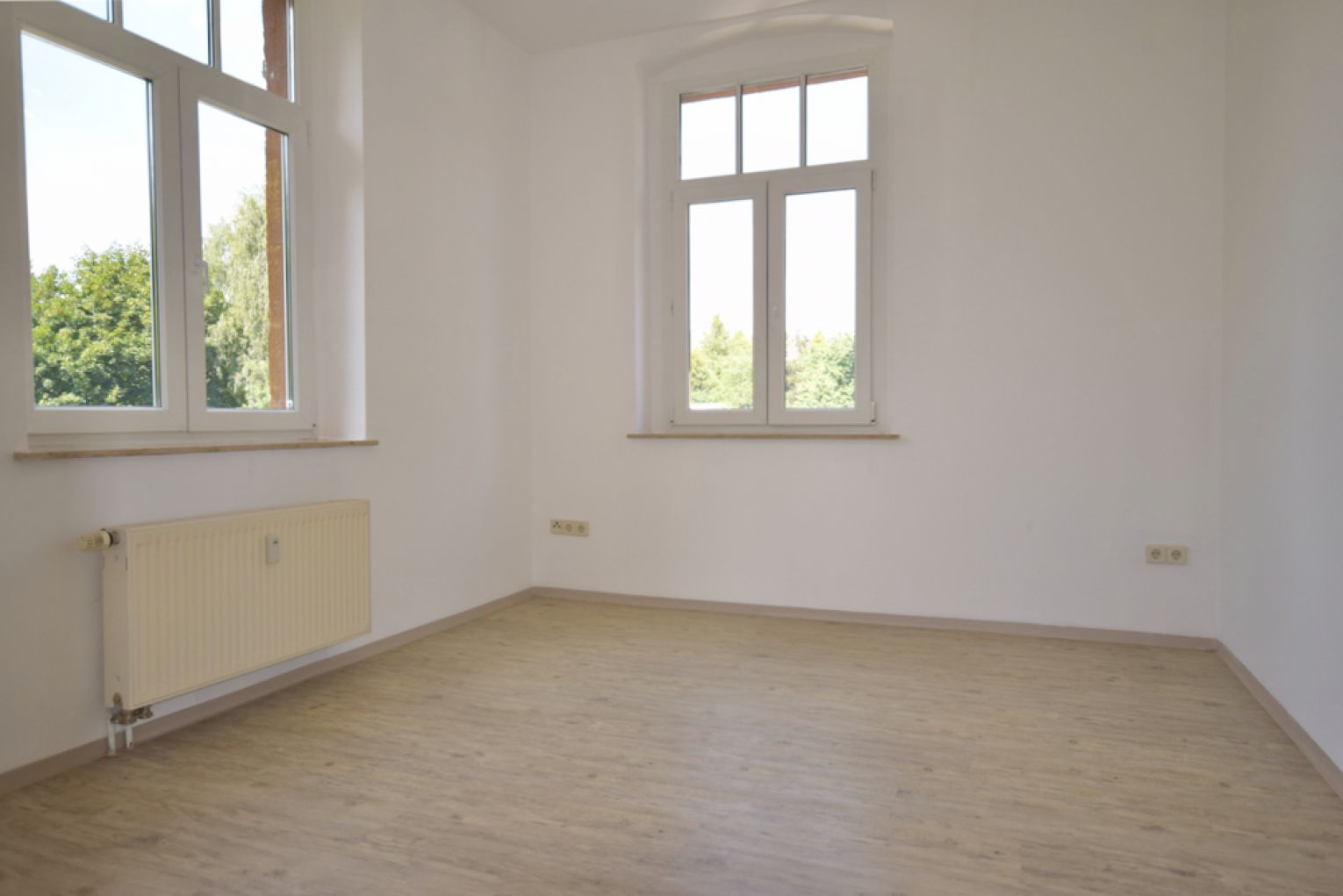 2-Zimmer • Runderker • Bad mit Fenster und Wanne • Laminat • Stadtvilla •