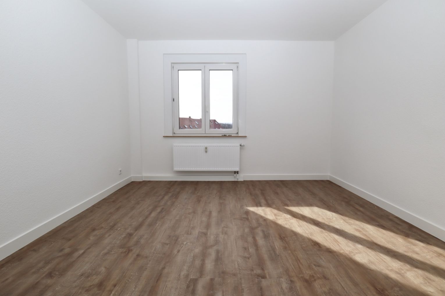 2-Raum Wohnung • Tageslichtbad • Wanne • neu saniert • Ebersdorf • jetzt mieten • Einbauküche