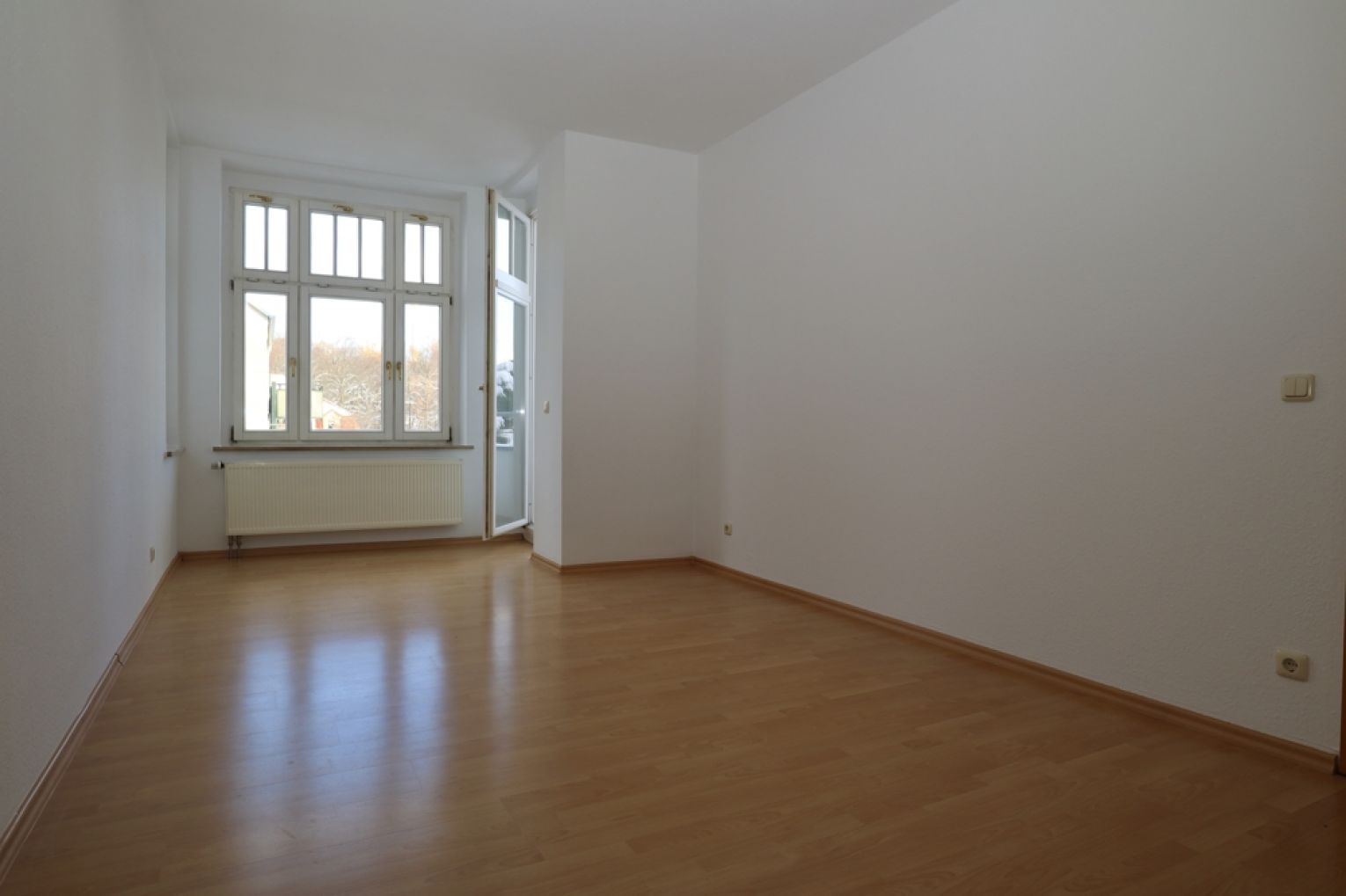 großer Balkon • Einbauküche • 2-Zimmer-Wohnung • Tageslichtbad • Schloßchemnitz • ruhige Lage !