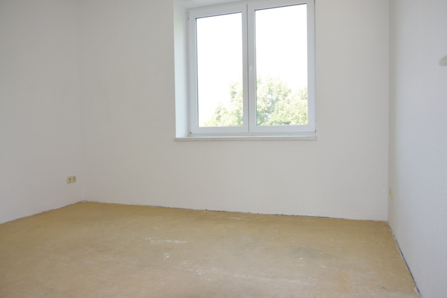 4 Zimmer • Südbalkon • Laminat • Stellplatz • Fussbodenheizung • Bad mit Fenster & Wanne • mieten!?