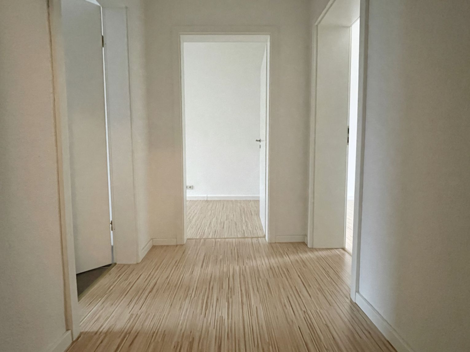 1 Raum Apartment  • Tageslichtbad mit Wanne • offene Küche • Laminat • Wohnen+Schlafen • Anschauen!