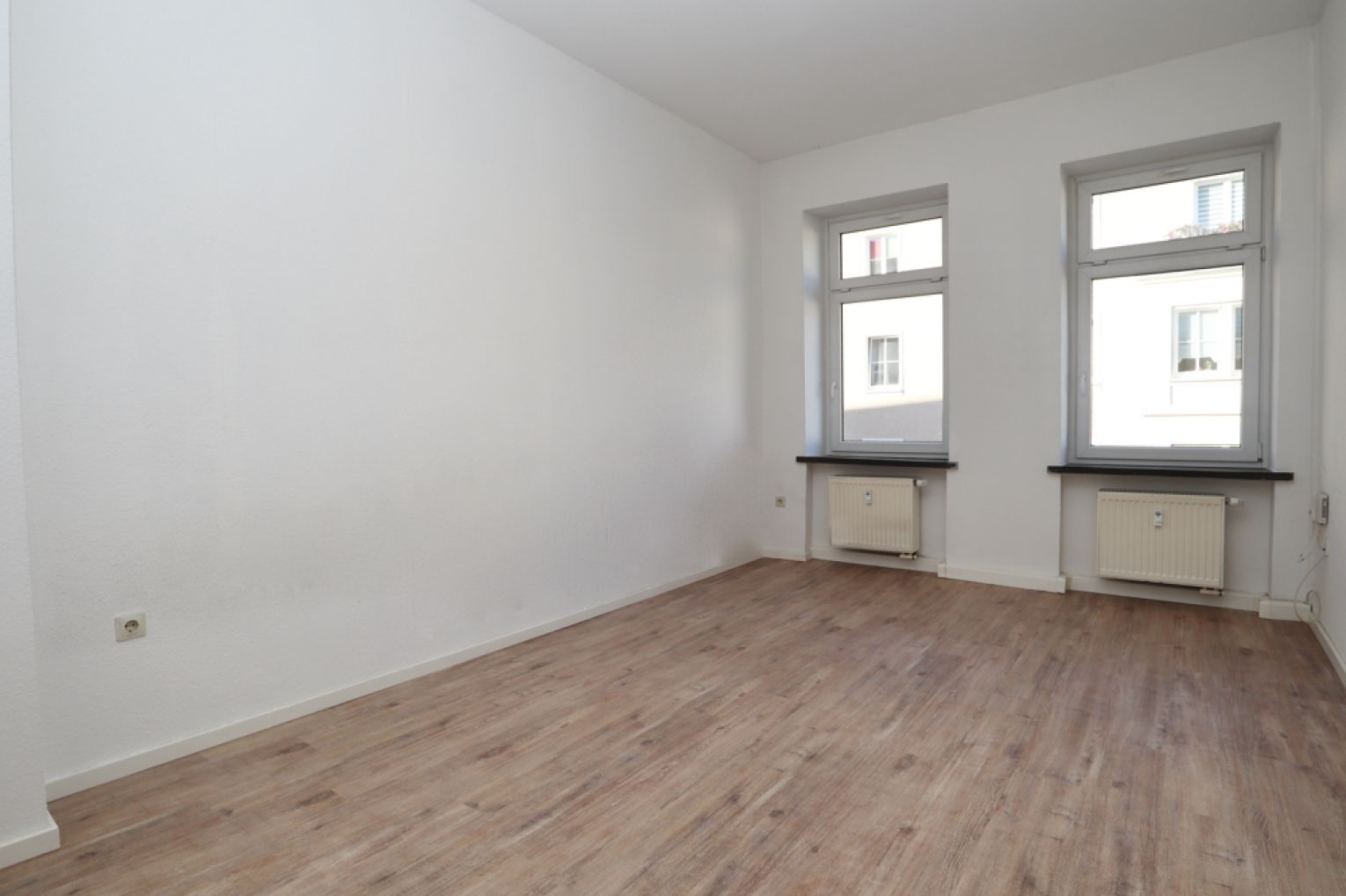 2-Raum Wohnung in Chemnitz • Stellplatz • Balkon • Wanne • Einbauküche • Lutherviertel • ruf an!