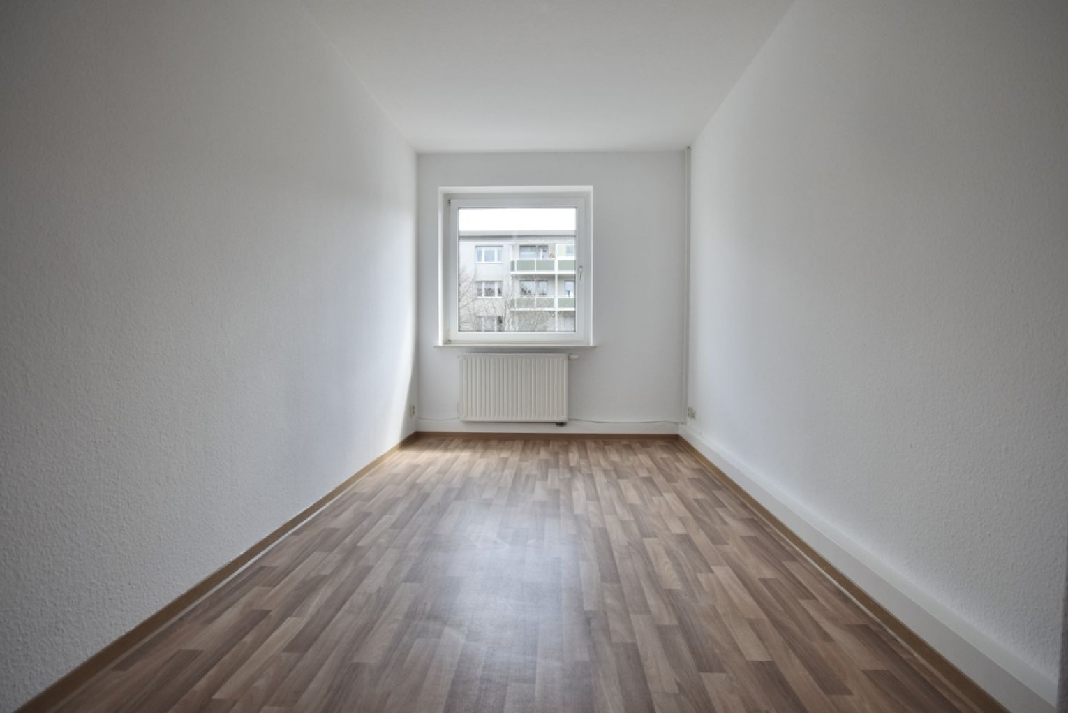 4-Zimmer • 2.Etage • Bad mit Fenster und Wanne • Küche mit Zugang Loggia • Idyllisches Grundstück