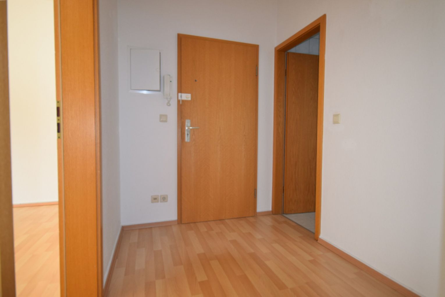 Balkon • 2-Zimmer in Ebersdorf • Tageslichtbad • Stellplatz • ruhige Lage • Laminat • Termin machen?