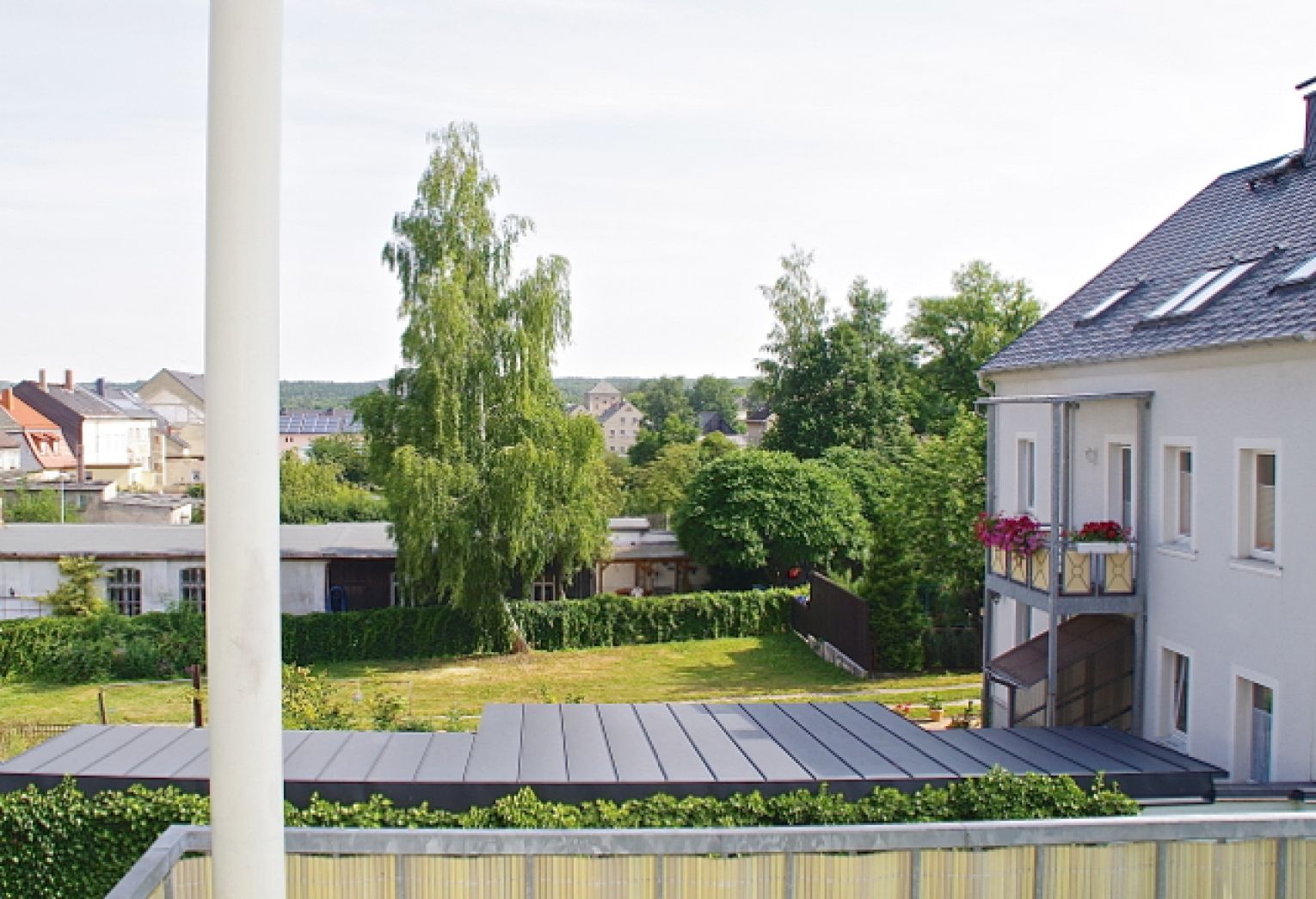 offene Küche • 2 Zimmer • Laminat • Balkon • Bad mit Wanne • Stellplatz • zentrale Lage