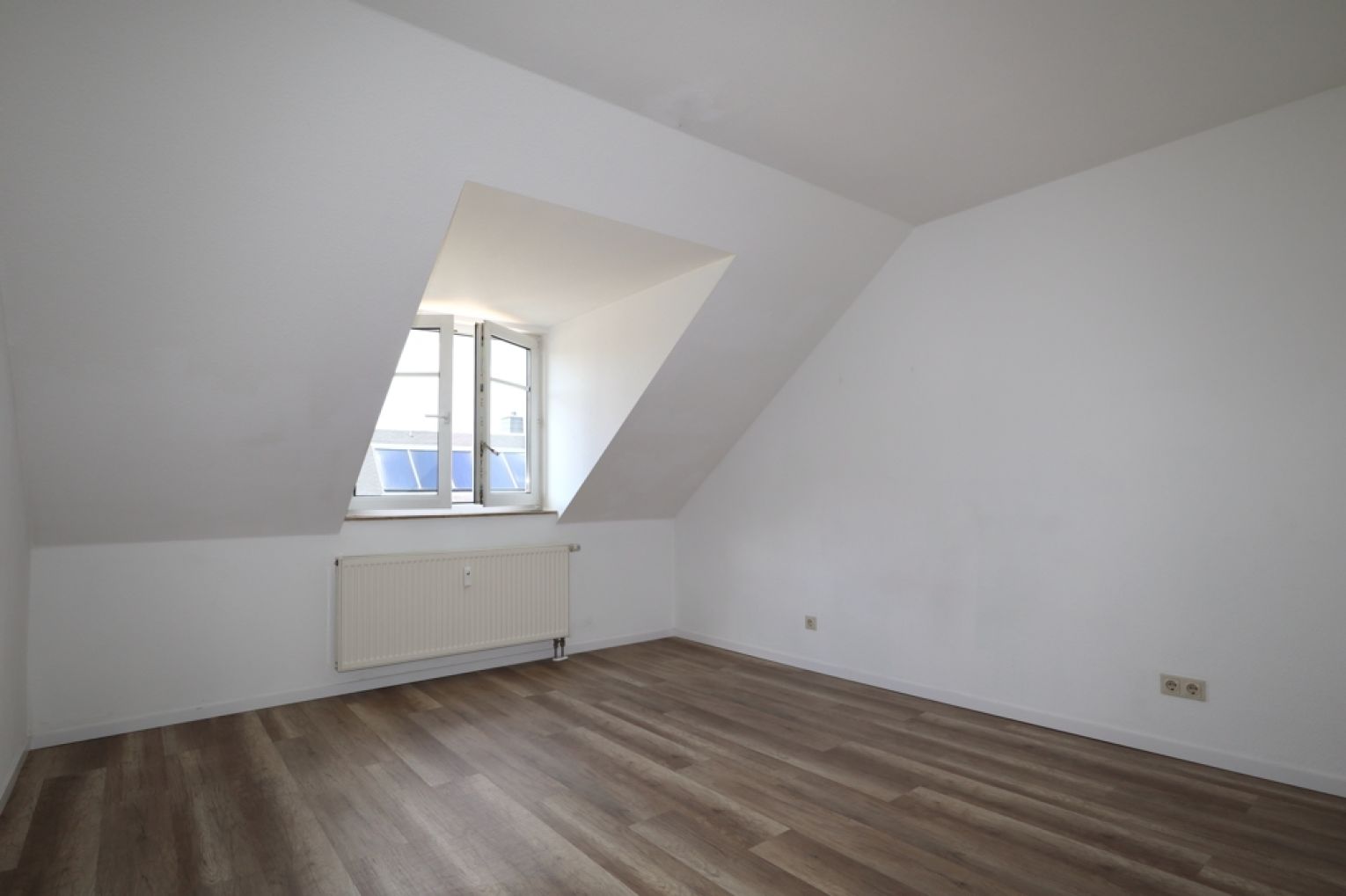 Balkon • Einbauküche • 3-Raum Wohnung • Stellplatz • Lutherviertel • in Chemnitz • jetzt anrufen!