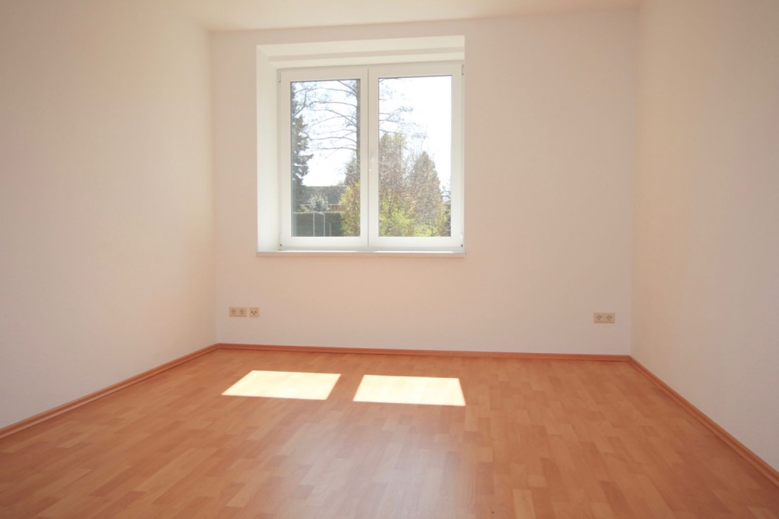 3 Zimmer • Südbalkon • Neues Laminat • Hochparterre • Stellplatz • Fussbodenheizung • Stellplatz