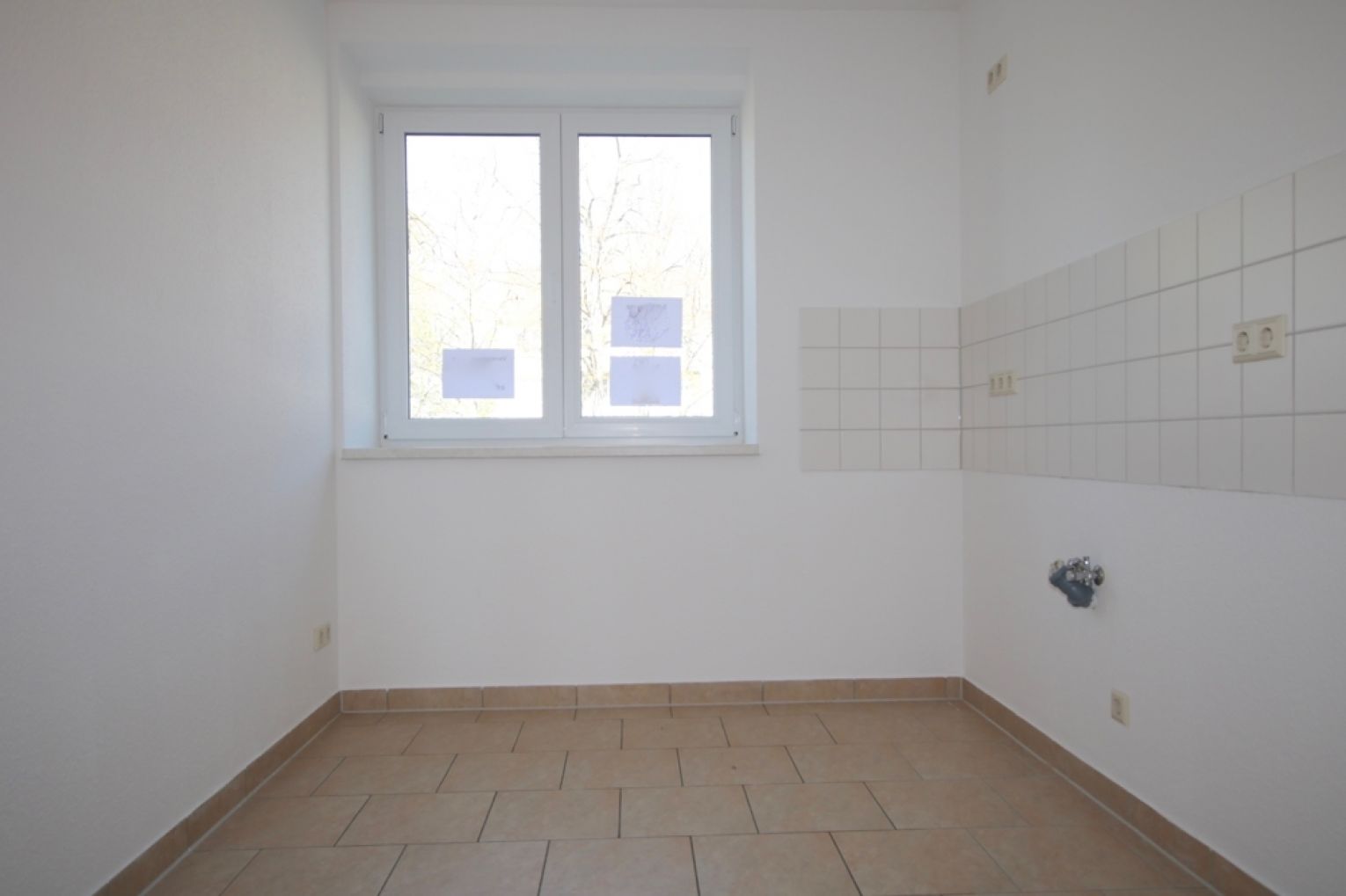 3 Zimmer • Südbalkon • Neues Laminat • Hochparterre • Stellplatz • Fussbodenheizung • Stellplatz