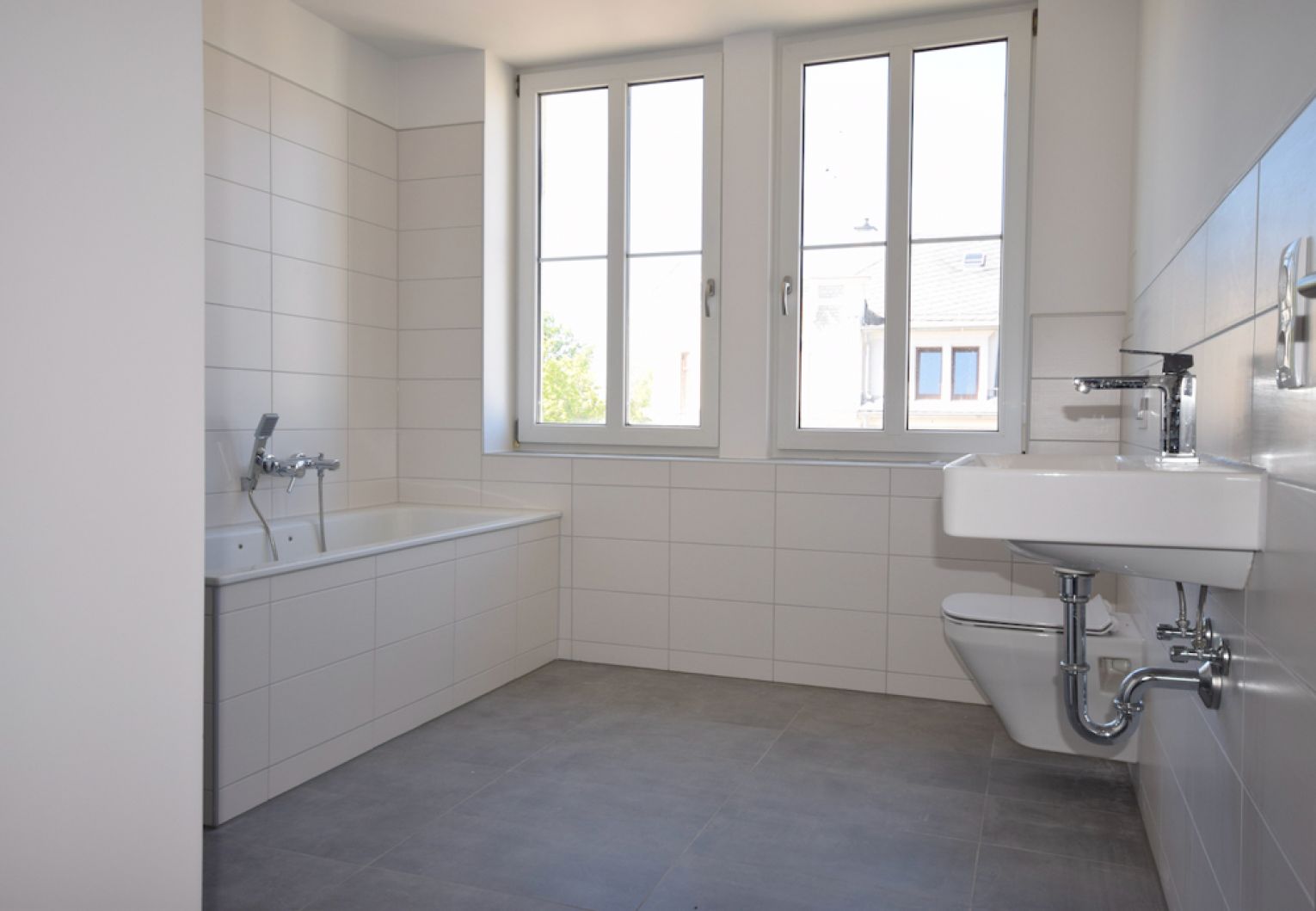 TOP • mit Kamin & Smart Home • großer Balkon • ebenerdige Dusche + Wanne • Fussbodenheizung • 4-Raum