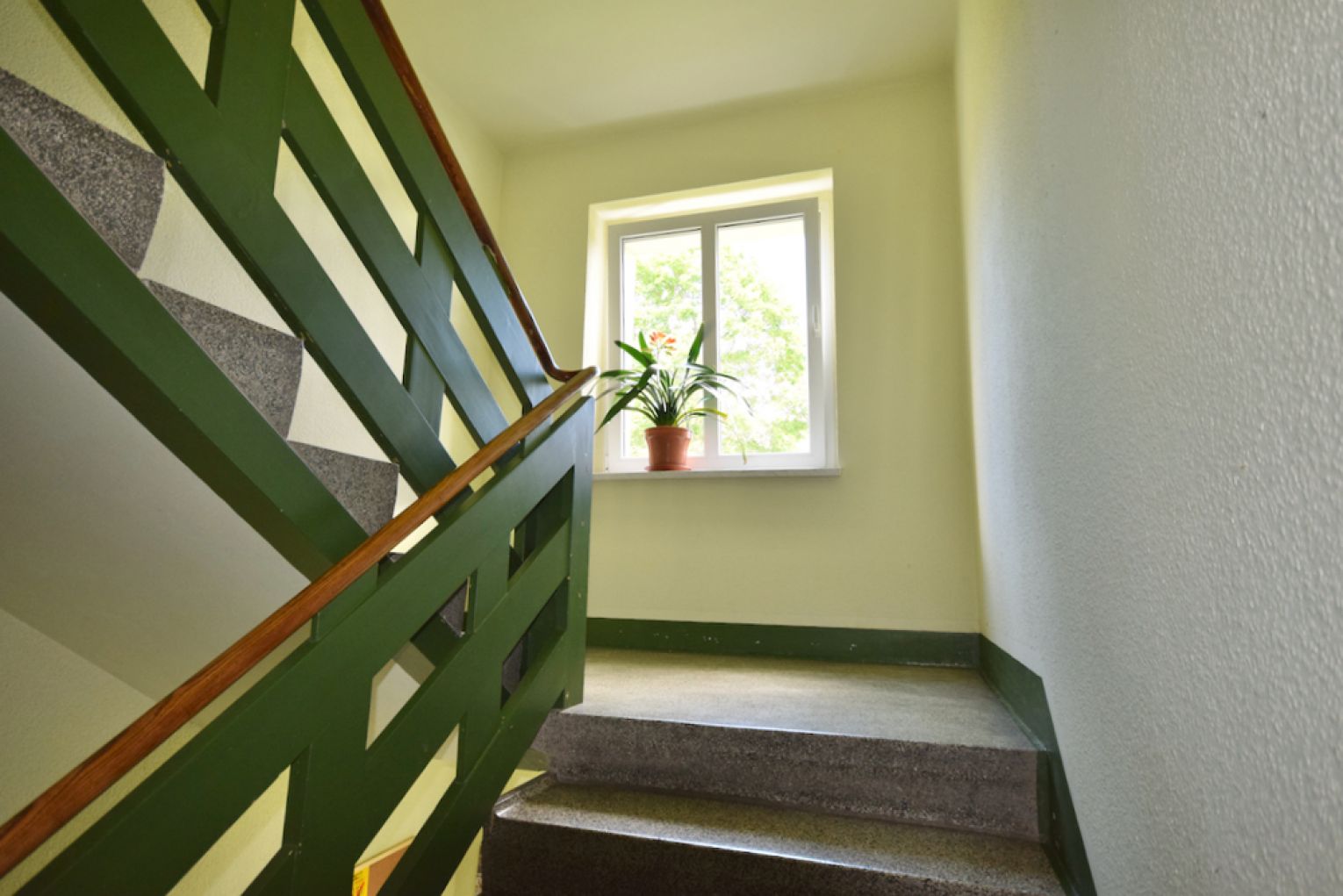 2 Zimmer • neues Tageslichtbad mit Wanne • Balkon • Laminat • Küche mit Glasloggia • ruhige Lage