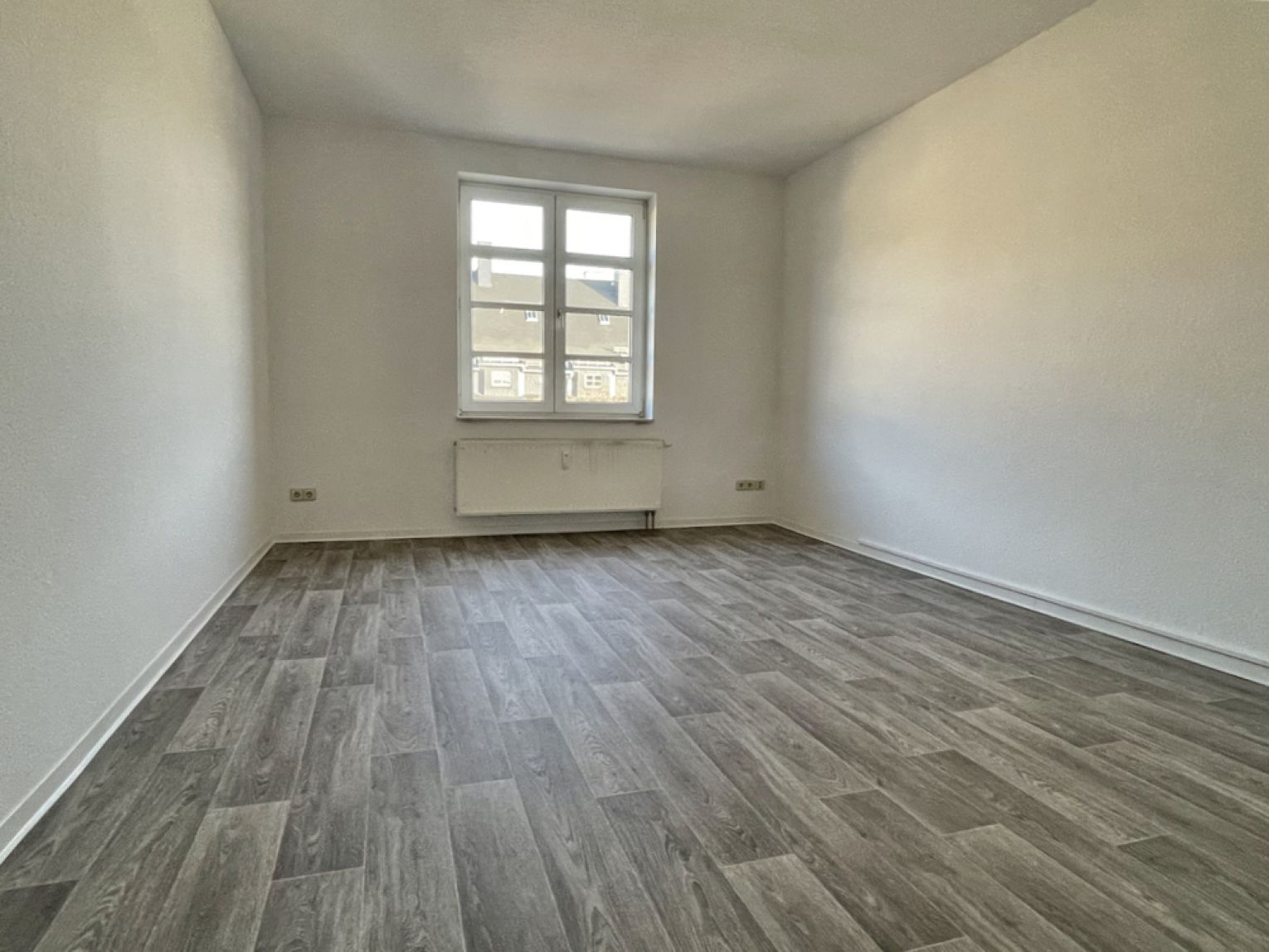 60 qm • Laminat • 2-Zimmer • Essküche • Sonnenbalkon • Lift • Wanne • gleich anschauen • Chemnitz