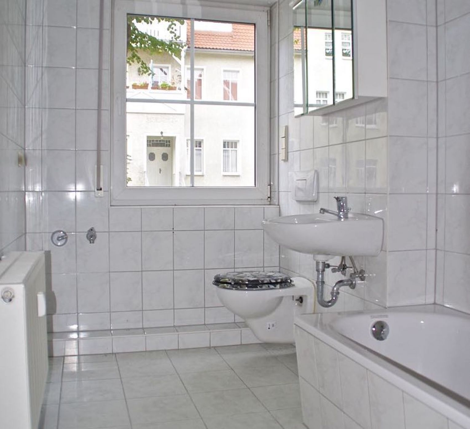 Balkon • 2 Zimmer • Bad mit Fenster • Wanne • Stellplatz • modernes Laminat • ruhige Lage • MIETEN!?