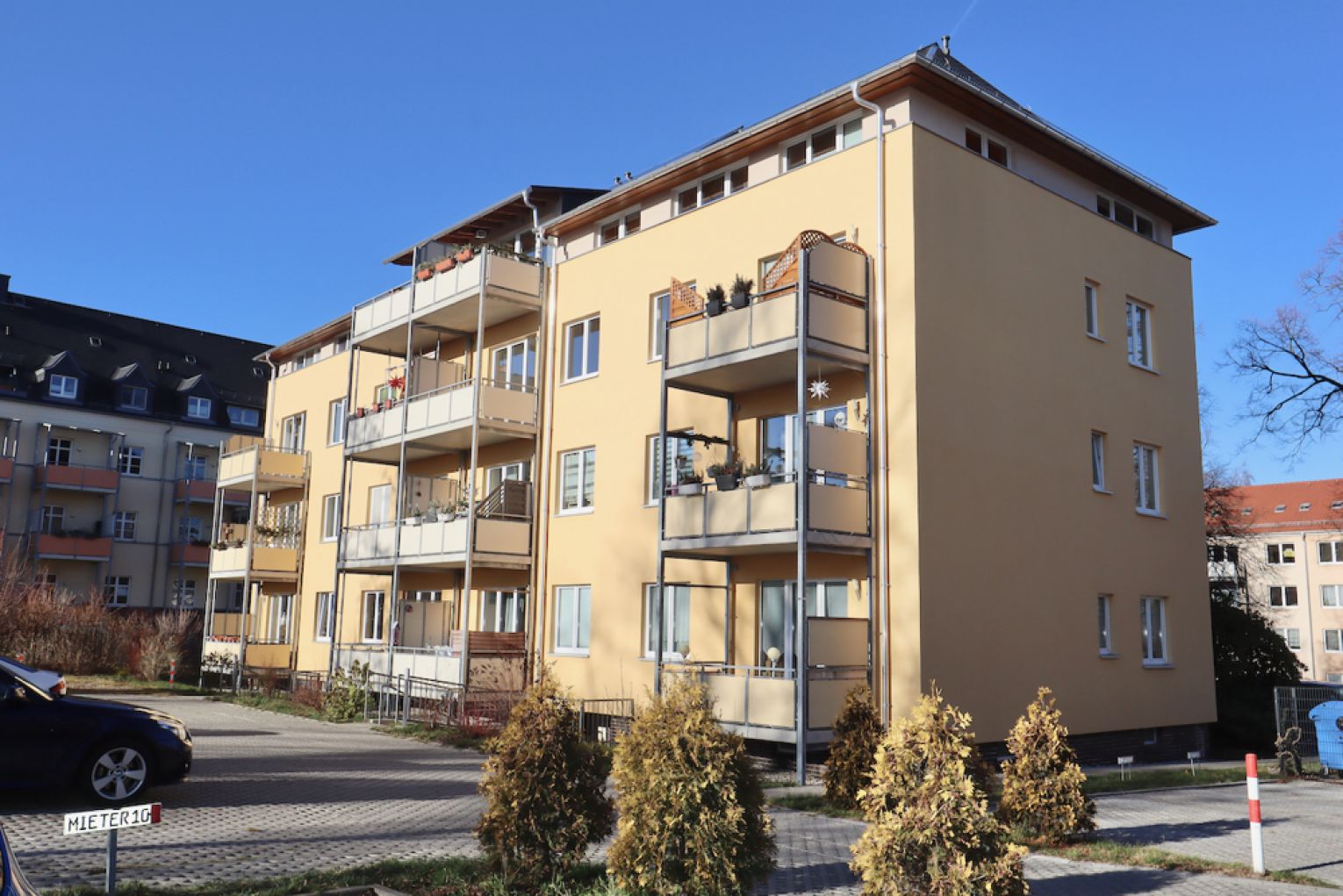 3 Zimmer • Südbalkon • Neues Laminat • Hochparterre • Stellplatz • Fussbodenheizung • Stellplatz