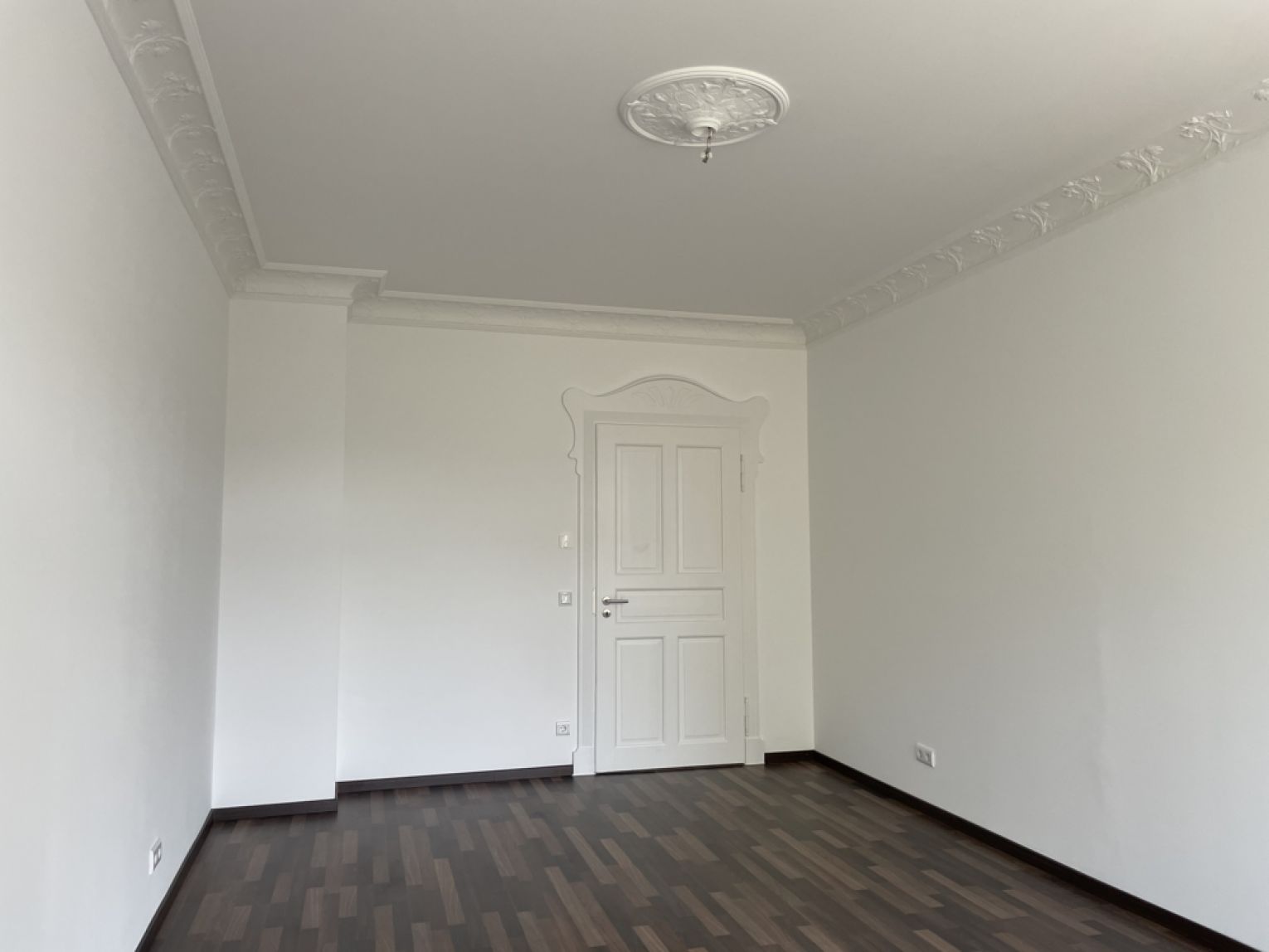 3 Zimmer • mit original Stuckdecke • Fussbodenheizung • Balkon • Wanne und Dusche • glatte Wände •